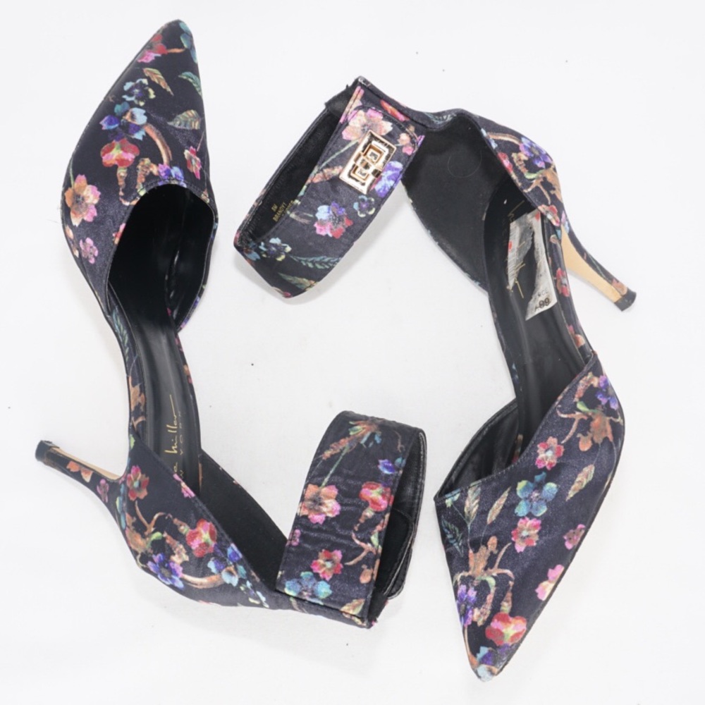 Nicole Miller Brandy Turn-Lock Pumps, Size 8 - Picture 4 of 10